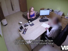 Vip4k. joven ingenua es follada sobre el escritorio en la oficina de préstamos