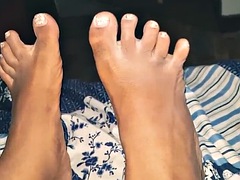 Sexy ebony shakes her feet for her feet lovers