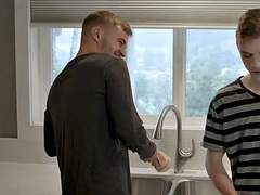 Skinny twink bareback fucks guy in the kitchen be4 gets fucked