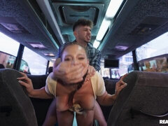 Grosser arsch, Grosse titten, Blasen, Bus, Hundestellung, Dürr, Jungendliche (18+), Titten