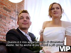 La coppia sposata decide di vendere la figa della sposa a buon prezzo