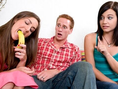 Sucer une bite, Brunette brune, Homme nu et filles habillées, Mignonne, Fétiche, Le plan cul à quatre, Branlette thaïlandaise