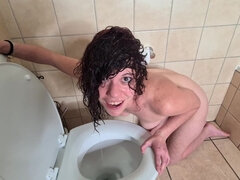Amateur, Brunette brune, Mère que j'aimerais baiser, Pisser, Nénés, Toilettes, Bizarre, Mouillée