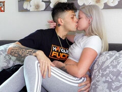 Stor kuk, Blondin, Avsugning, Doggystyle, Naturliga tuttar, Mager, Tatuering, Tuttar