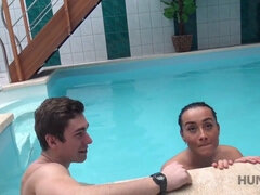 Czech couple gets down and dirty with their cash in the pool - Hunt4K video