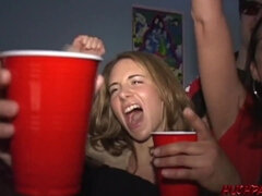 Gros seins, Blonde, Sucer une bite, Mixte, Collège université, En levrette, Fête, Chatte