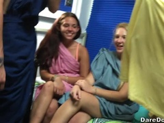 Brunetta, Università, Dormitorio, Lesbica, Tette naturali, Piercing, Rasata, Ragazza