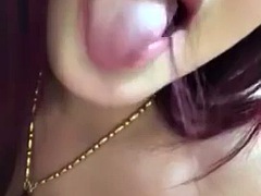 Internet celebrity big-breasted mature woman Fei Fei Jie has her vagina wide open and seductively masturbates and squirts
