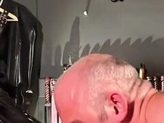 Britannique, Homme nu et filles habillées, Gode, Humiliation, Latex, Machine à baiser, Esclave, Fessée