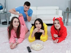 Pik sutte, Brunette, Gruppe, Orgie, Barberet, Mager, Teenager, Bryster