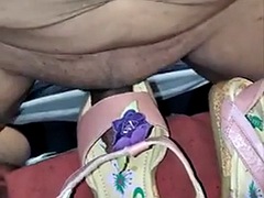 A mechanic found pretty EUROS pink leather flower sandals