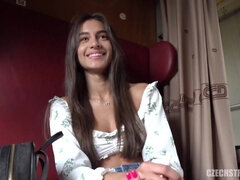 Sucer une bite, Brunette brune, Tir de sperme, Gorge profonde, Fille latino, Pov, Nénés, Train