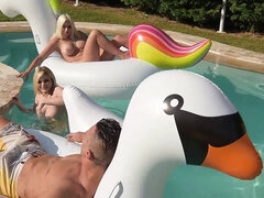 Katy Jayne & Vittoria Dolce's mighty Poolside 3Some