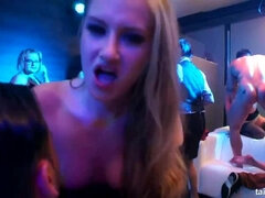Stora tuttar, Blondin, Brunett, Grupp, Mellanrasig, Party, Swingers, Tatuering