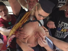 Grosser arsch, Grosse titten, Doppelpenetration, Gruppe, Hardcore, Orgie, Strümpfe, Zug