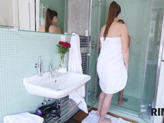 Cul, Lécher le cul, Brunette brune, Plantureuse, Branlette thaïlandaise, Masturbation, Rasée, Nénés