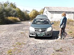 A random passerby helped a MILF fix the car and fucked her doggy style