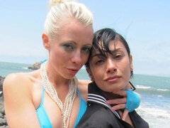 Gros cul, Embrassement, Lesbienne, Masturbation, De plein air, Chatte, Rasée, Dénudage