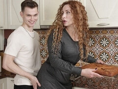 Pijpbeurt, Oudere vrouw, Keuken, Likken, Masturbatie, Rijpe lesbienne, Natuurlijke tieten, Tatoeage