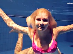 Bikini, Rubia, Masturbación, Piscina, Público, Sexo soft, Solo, Bajo el agua
