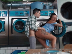 Morena, Peituda, Garganta funda, Mamãe, Orgasmo, Público, Tatuagem, Tetas