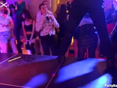 Μεγάλα βυζιά, Ξανθιά, Μελαχροινή, Χορός, Όργιο, Καλσόν, Swingers, Βυζιά