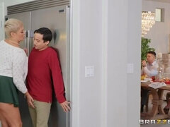 Blondine, Pik sutte, Sædskud, Komme på ansigtet, Håndjob, Køkken, Slikning, Pov