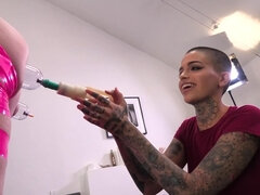 Tattooed slut in red shoes and flawless friend pracitce threesome