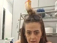 Μεγάλα βυζιά, Μελαχροινή, Σπάργανο, Θηλυκός, Φετιχ, Κατούρημα, Δημόσιο, Ρουφώντας