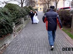Un collecteur de dettes baise la mariée en robe blanche et bas