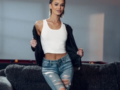 Röv slick, Fångad, Fingering, Lesbisk, Naturliga tuttar, Fitta, Rakad, Strippning