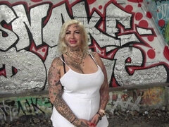 Belle grosse femme bgf, Gros seins, Sucer une bite, Voiture, Orgasme, De plein air, Public, Gicler