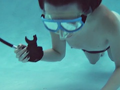 Amy Serene masturbates underwater in the pool