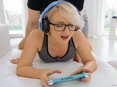 Gros cul, Grosse bite, Blonde, Sucer une bite, En levrette, Seins naturels, Cheveux courts, Adolescente