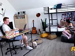 18, Blondine, Pik sutte, Brunette, Universitet, Sædskud, Hd, Trekant