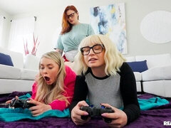 Пальцем, Поцелуи, Лесбиянка, Белье, Мастурбация, Киски, Бритые, Сиськи