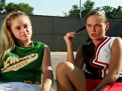 A couple of teens start lesbian solo shenanigans on the tennis court