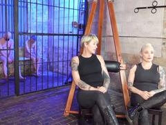 Enthousiasteling, Bondage discipline sadomasochisme, Naakte man aangeklede vrouw, Dominante vrouw, Moeder die ik wil neuken, Meesteres, Straf, Billekoek