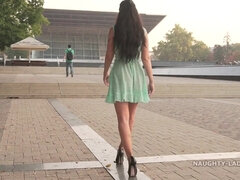 Busty, Razkazovanje jošk v javnosti, Milf, Naravne joške, Zunaj, V javnosti, Solo, Joške