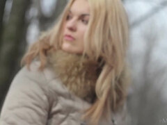 Schönheit, Blondine, Stiefel, Kleid, Nippel, Höschen, Solo