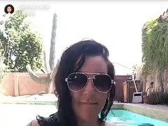 Amador amadora, Mulher linda e grande, Peitos grandes, Morena, Mamãe, Ao ar livre cartaz de rua outdoor, Piscina, Solo chão