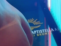Amatør, Stor rumpe, Bikini, Lubben, Briller, Latina, Alene, Tattovering