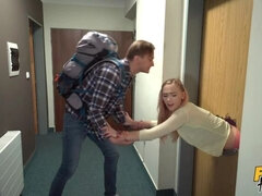 Naamallinen, Tukehduttaa, Käsihoito, Selkäsauna, Luonnolliset tissit, Pillu, Ajeltu, Teini