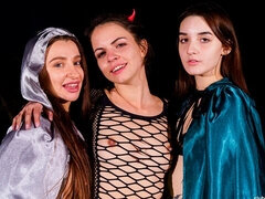 Penetracion con dedos, Besar, Lesbiana, Lamidas, Masturbación, Afeitado, Estriptis, Tetas