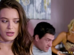 Perännuolu, Blondi, Ruskeahiuksinen, Selkäsauna, Lävistys, Anus nuolentaa, Lyhyt tukka, Junassa