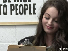 Peitos grandes, Boquete, Morena, Transar de quatro, Piercing, Raspar depilar, Tatuagem, Uniforme