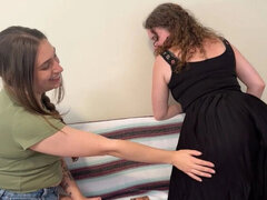 Grosse titten, Spiele, Hd, Küssen, Lesbisch, Mutti, Entkleiden, Jungendliche (18+)