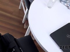 Debt4k. una giovane ragazza disoccupata è pronta a scopare per i suoi vestiti nuovi
