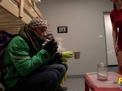 Υπνοδωμάτιο, Μεγάλος πούτσος, Μελαχροινή, Σε στάση σκύλου στα τέσσερα, Χασκογελώντας, Ξενοδοχείο, Πραγματικότητα, Τρίο