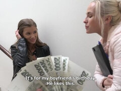 Blonde, Brunette brune, Couple, Tchèque, Hard, Argent, Plan cul à trois, Nénés